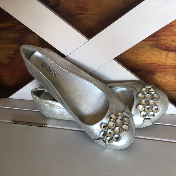 Kenneth Cole Reaction Shoes | Super Cute Kenneth Cole Silver Flats. Like New! | Color: Silver | Size: 8.5 | Kkc3727's Closet